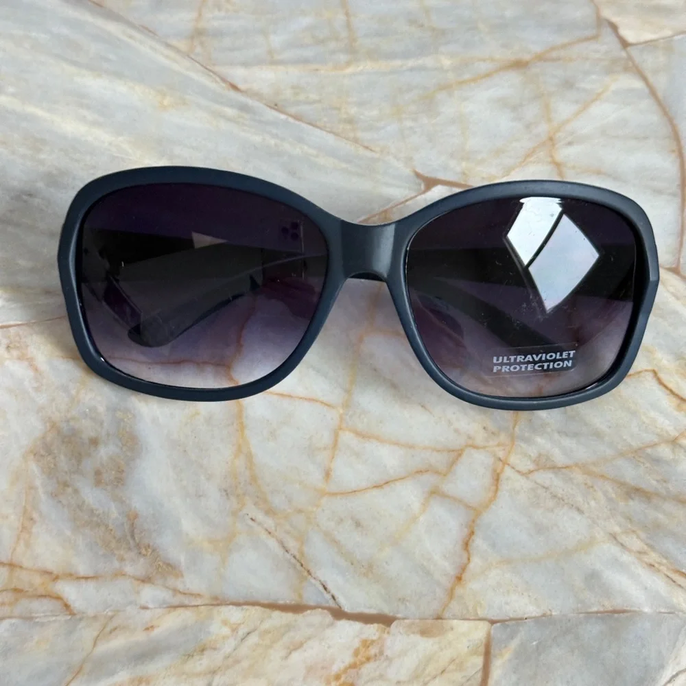 Women's Black Oversized Sunglasses‎ - UV Protection
